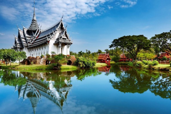 Templo oriental reflejado en el lago