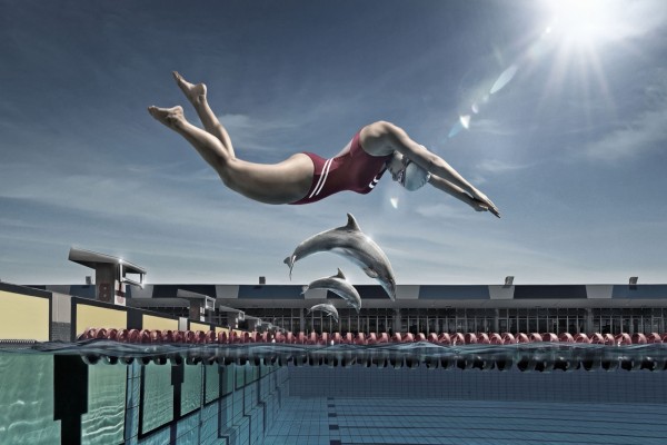 Nadadora lanzándose a una piscina