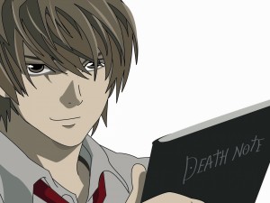 Light Yagami observando el cuaderno (Death Note)