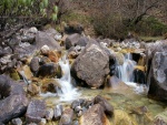 Cauce de un río cubierto de rocas