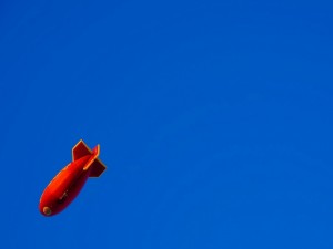 Un dirigible rojo en un cielo azul