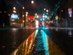 Luces reflejadas en las líneas de una carretera