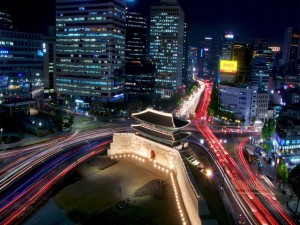 Vista nocturna de la "Gran Puerta del Sur" (Seúl, Corea del Sur)