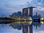 Edificios de Singapur reflejados en el agua