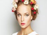 Mujer con una corona de flores en la cabeza
