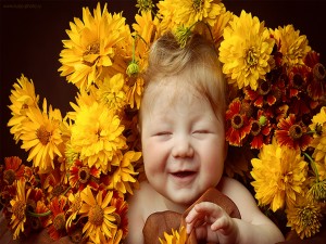 Bebé sonriente rodeado de flores amarillas