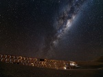 Vía Láctea sobre el observatorio Paranal (Chile)