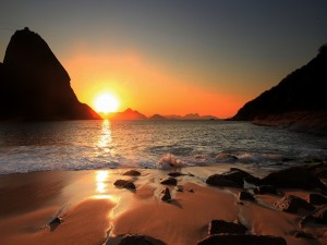 Agradable amanecer en un playa de Río de Janeiro (Brasil)