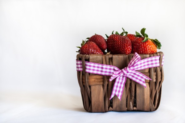 Una cesta de mimbre con fresas
