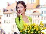 Una mujer con tulipanes amarillos
