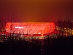 El estadio de fútbol Allianz Arena iluminado (Múnich, Alemania)