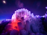 Castillo de hielo iluminado en una noche estrellada