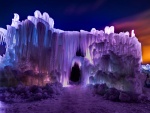Un bonito castillo de hielo iluminado en la noche