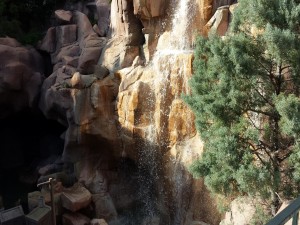 Agua cayendo sobre una pared de roca