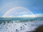 Un hermoso arcoíris sobre el mar