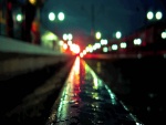 Calle iluminada tras la lluvia