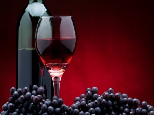 Un buen vino tinto y uvas