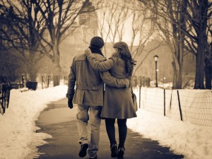 Pareja de enamorados caminando en una tarde invernal