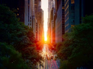 Sol iluminando la calle de una ciudad