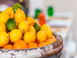 Barril con naranjas, limones y limas