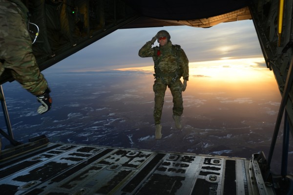 Soldado saltando de un avión