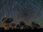 Cielo estrellado sobre las antenas de ALMA (Atacama, Chile)