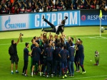 Jugadores del F.C. Barcelona manteando al entrenador tras ganar la Copa de Europa 2015
