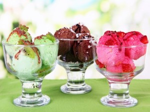 Copas con helado de chocolate, fresas y kiwi