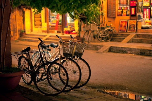 Bicicletas aparcadas en una calle