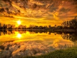 Hermoso cielo reflejado en el lago