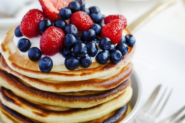 Panqueques con fresas y arándanos