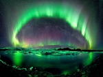 Aurora boreal en un cielo estrellado