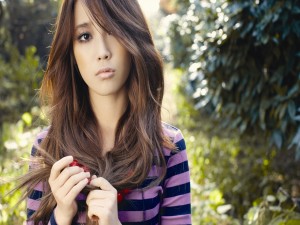 Postal: Una chica guapa en un jardín