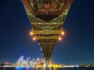 Bajo un puente iluminado