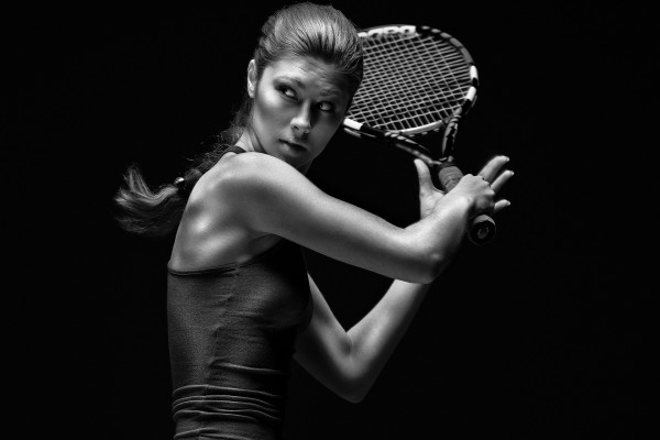 Mujer jugando al tenis