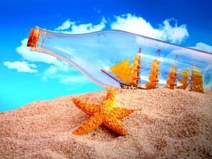 Estrella de mar junto a una botella con un barco dentro