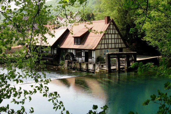 Antiguo molino junto a un río