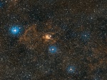 Nebulosa junto a tres estrellas brillantes