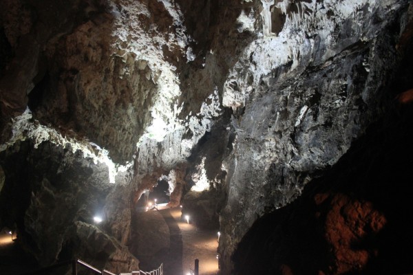 Cueva iluminada