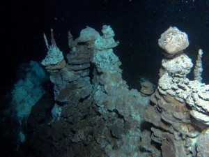 Formación rocosa bajo el mar