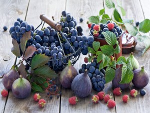 Higos, uvas y frambuesas