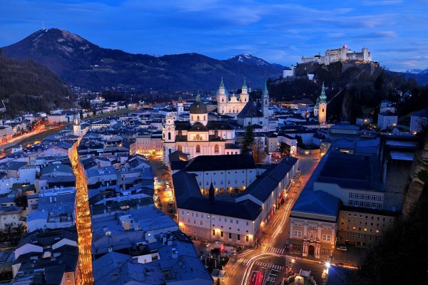 Vista superior de calles y edificios en la noche de Salzburgo (Austria)