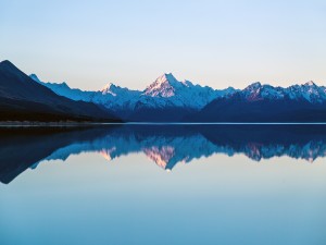 Reflexión del Monte Cook y los picos circundantes en el lago Pukaki
