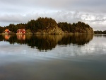 Reflexiones de unas casas y rocas (Kvalavåg, Noruega)