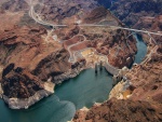 Vista aérea de la presa Hoover en el curso del río Colorado