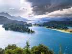 Vista panorámica de un lago en Bariloche (Argentina)