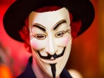 Hombre con sombrero y mascara de anonymous