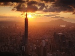 Sol iluminando la ciudad de Taipéi (Taiwán)