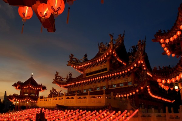 Templo chino Thean Hou cubierto de faroles encendidos (Kuala Lumpur, Malasia)