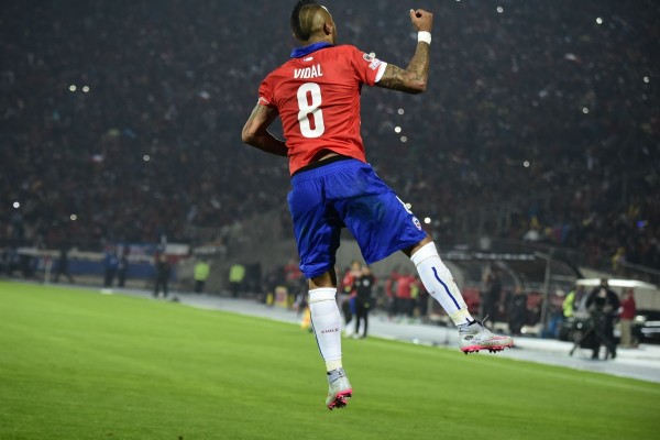 Arturo Vidal dando un salto en el primer partido de la "Copa América 2015"